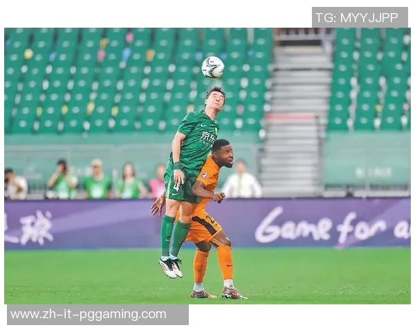 足球被打的瞬间揭示了运动精神与团队合作的重要性